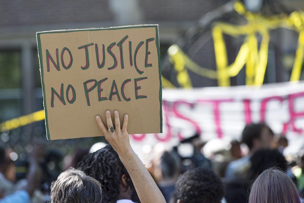 Cartello No Justice No Peace ad una manifestazione