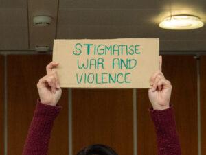 Cartello "Stigmatise war and violence"