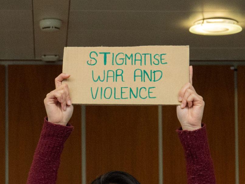 Cartello "Stigmatise war and violence"