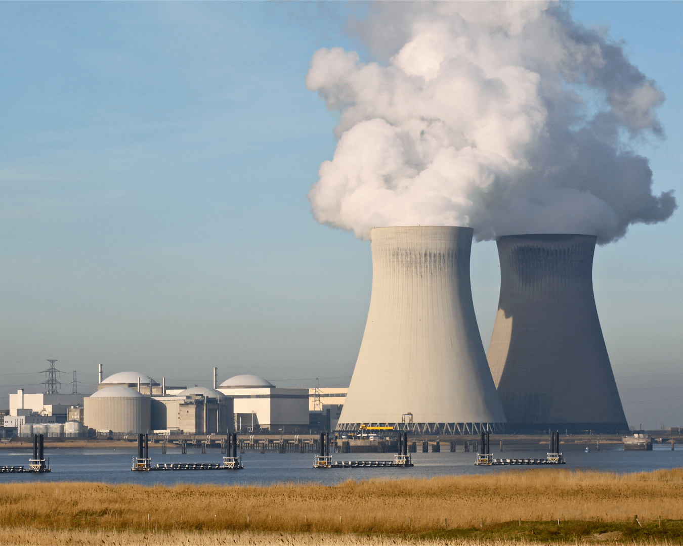 Centrale nucleare civile vista da lontano